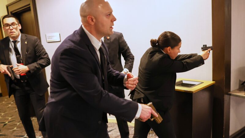 Agente do Serviço Secreto foi baleado no jantar de correspondentes com Trump, diz presidente dos EUA