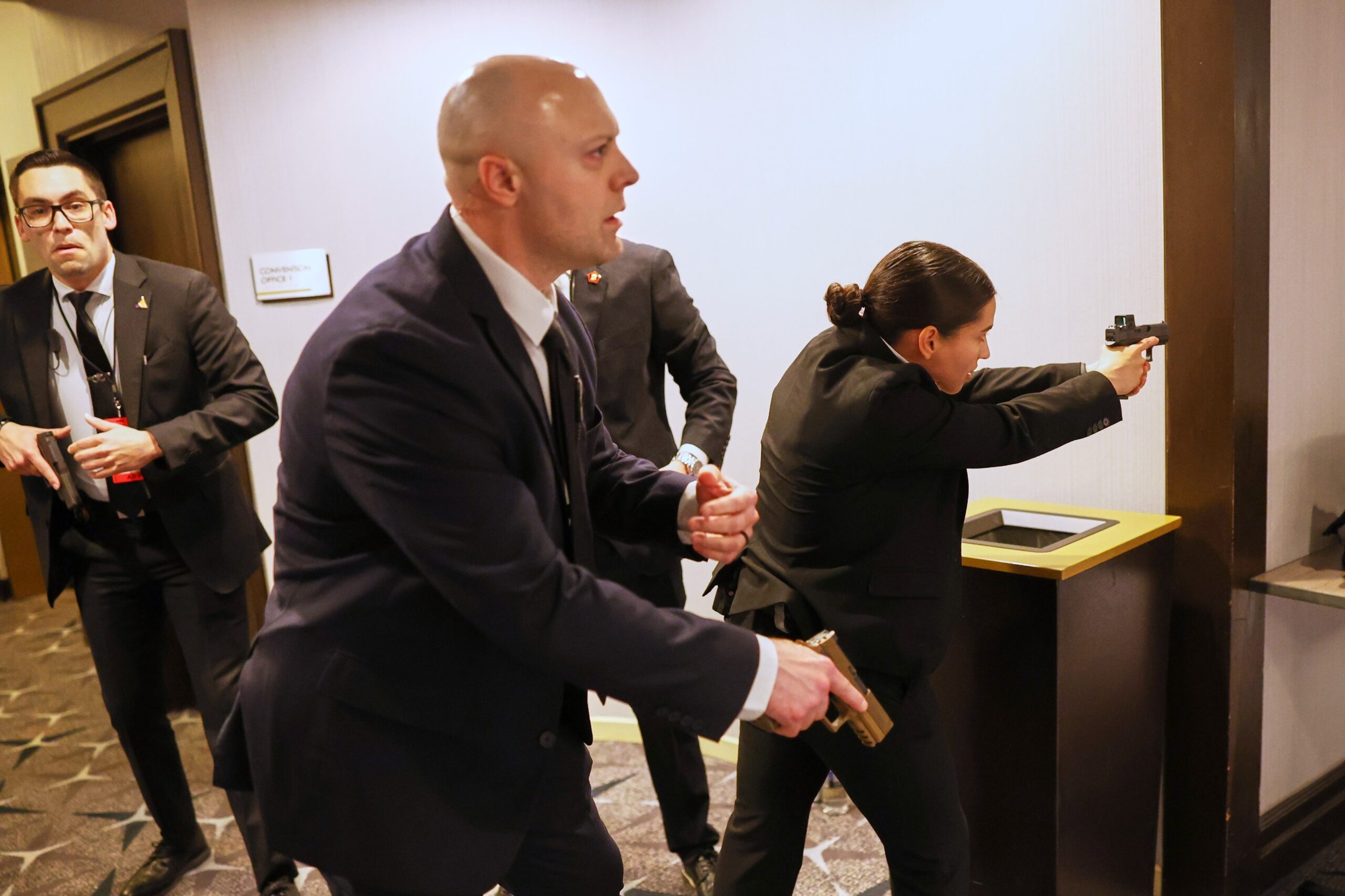 Trump divulga VÍDEO que mostra homem furando segurança e sendo alvejado por agentes do Serviço Secreto