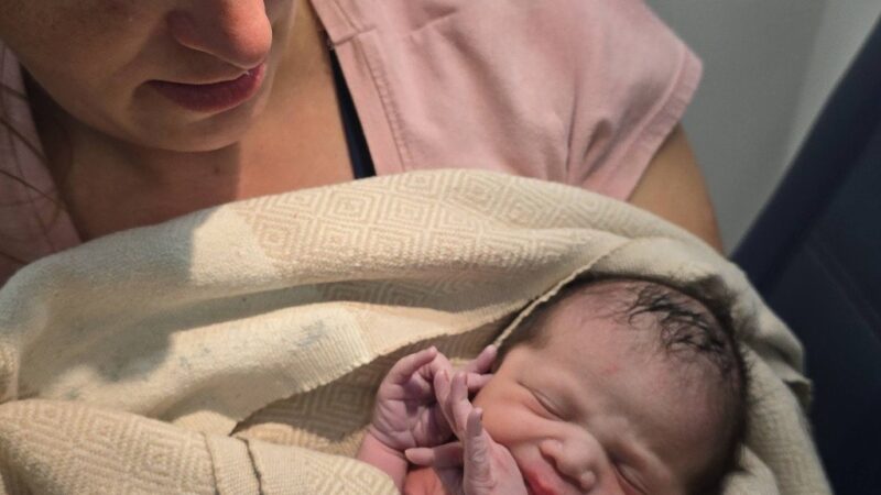 Passageira entra em trabalho de parto e dá à luz durante pouso de avião nos EUA