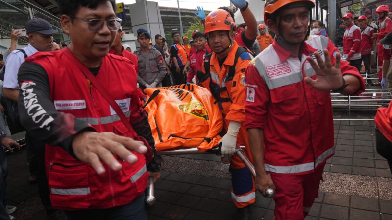 Colisão entre trens deixa ao menos 14 mortos na Indonésia; vagão era destinado a mulheres