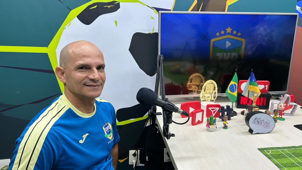 Assis relembra início dividido entre futsal e campo e comenta trabalho como técnico