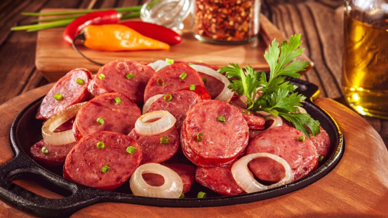Petiscos com linguiça para reunir a torcida nos dias de futebol
