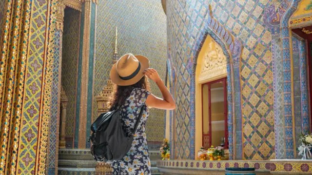 Os 5 países mais seguros para mulheres viajarem sozinhas em 2026 — e quais deles estão na América Latina