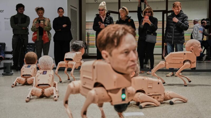 Musk e Zuckerberg viram cães-robôs que fazem ‘cocô artístico’ em museu