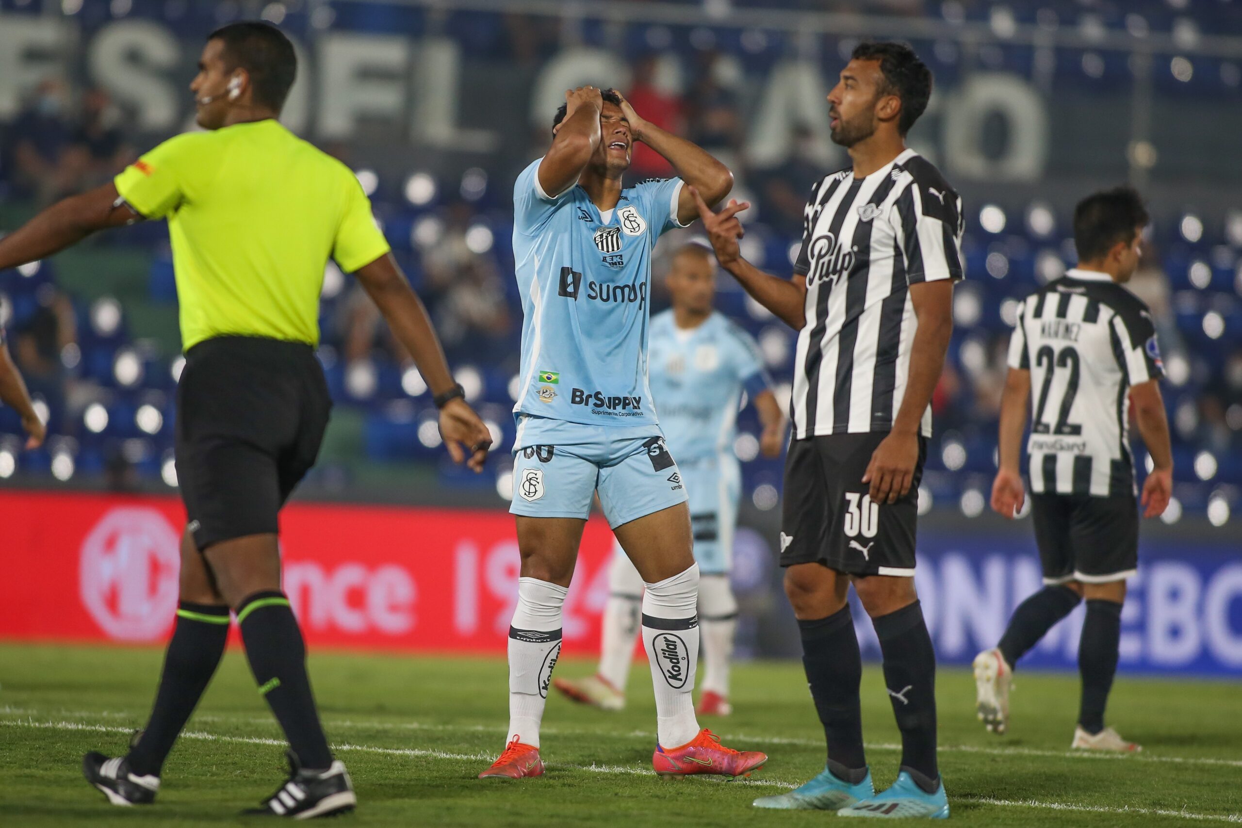 Santos inicia caminhada na Copa Sul-Americana tentando apagar vexames recentes na competição