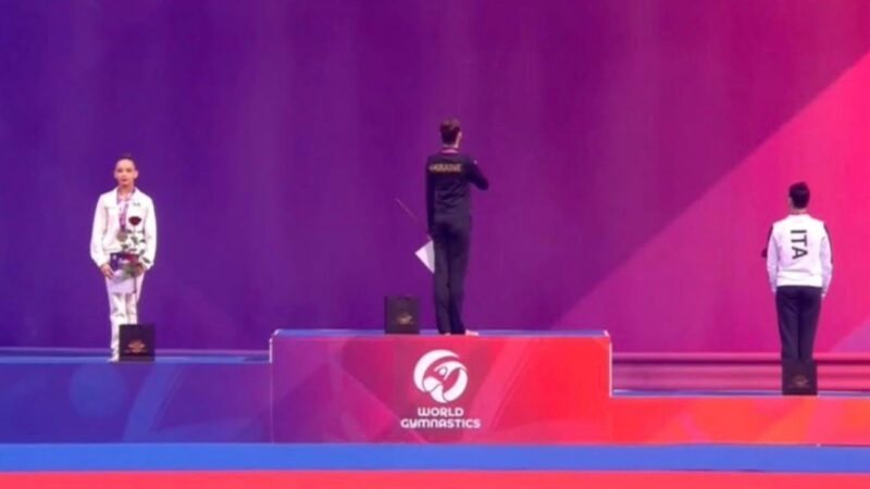 Ginasta russa é advertida após ficar de costas no pódio durante hino da Ucrânia