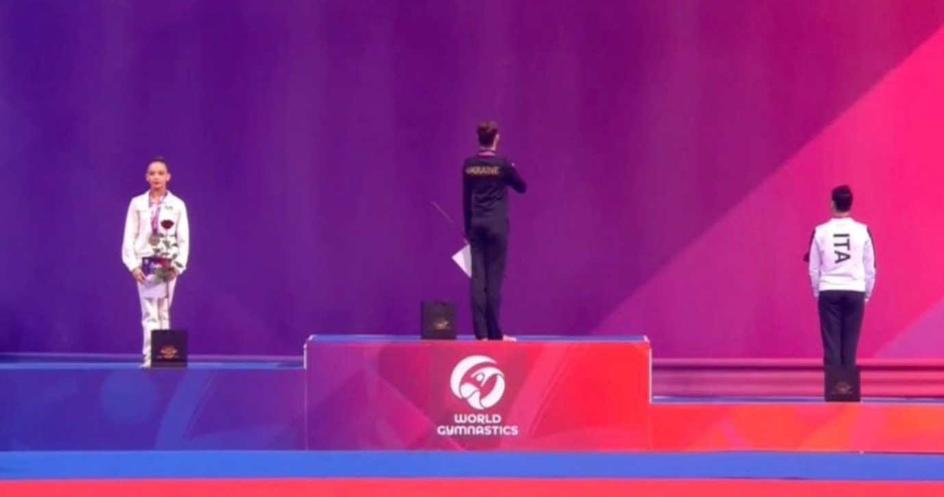 Ginasta russa é advertida após ficar de costas no pódio durante hino da Ucrânia