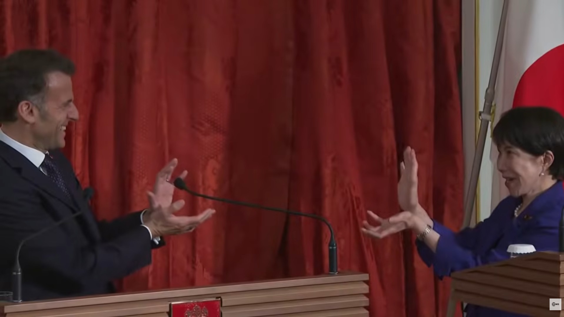 Primeira-ministra japonesa surpreende Macron com gesto de ‘Dragon Ball’ durante evento no Japão