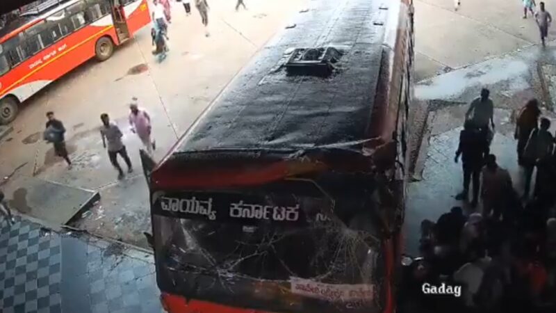 Ônibus invade terminal rodoviário na Índia e atropela passageiros; criança de 2 anos morre e 4 pessoas ficam feridas