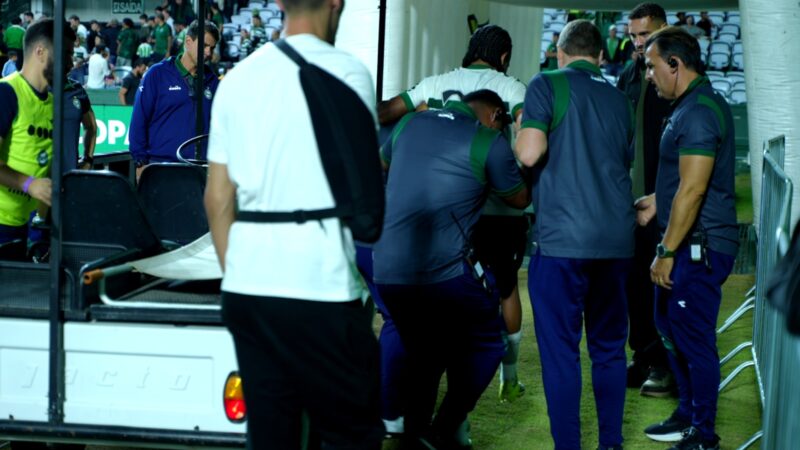 Coritiba espera exames após Keno sair de campo com dores no joelho; atacante não encara o Fluminense