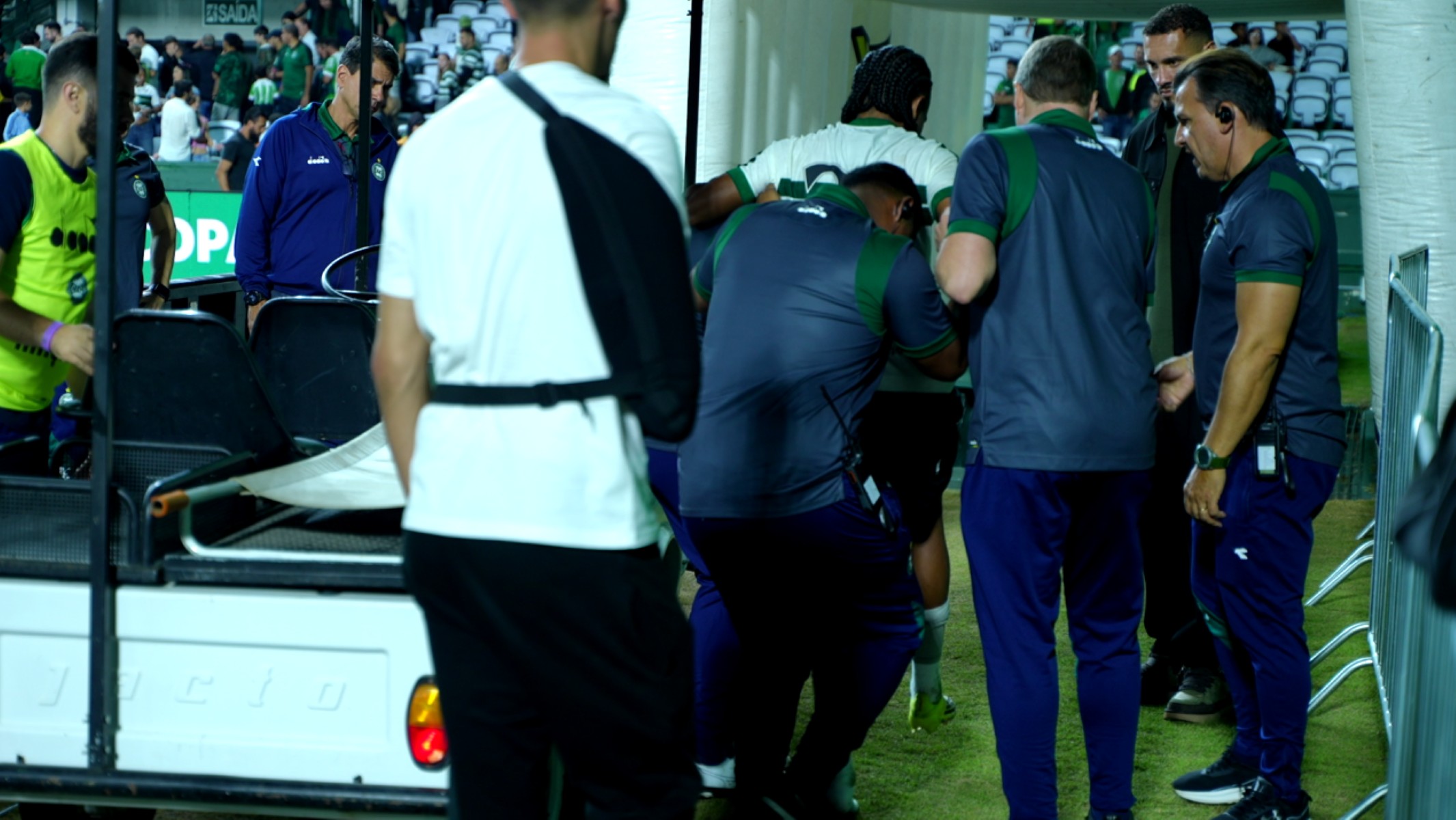 Coritiba espera exames após Keno sair de campo com dores no joelho; atacante não encara o Fluminense