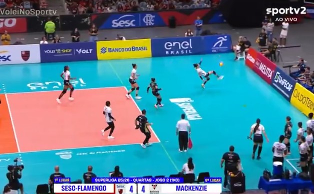 Ponteira do Mackenzie se joga em quadra e salva bola com o pé à la Fabi; assista ao vídeo