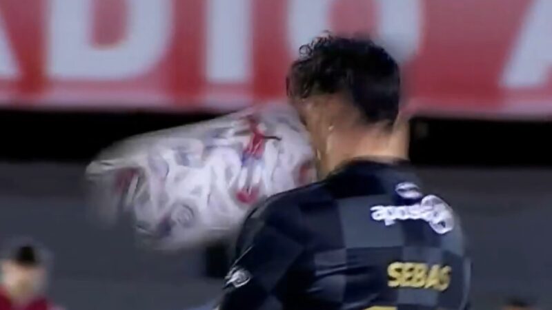 Ex-Vasco leva bolada no rosto e faz gol bizarro no Paraguai após perder pênalti; veja o vídeo