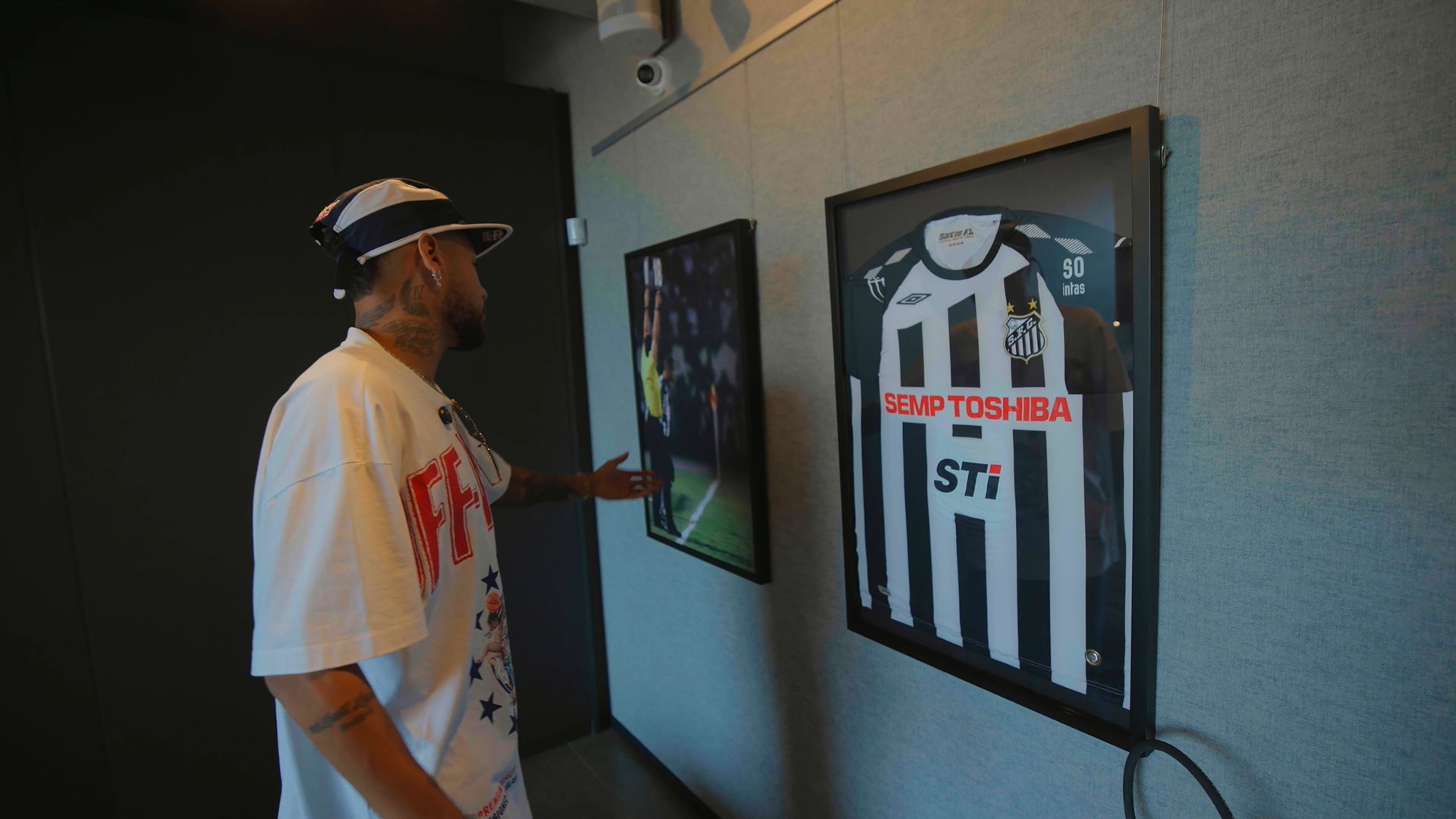 Neymar mostra acervo pessoal em Santos e diz que camisa da Copa de 2022 é “a mais dolorida”