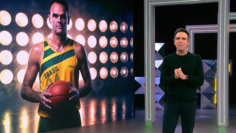 De luto, Tadeu apresenta o BBB emocionado e faz homenagem ao irmão Oscar Schmidt