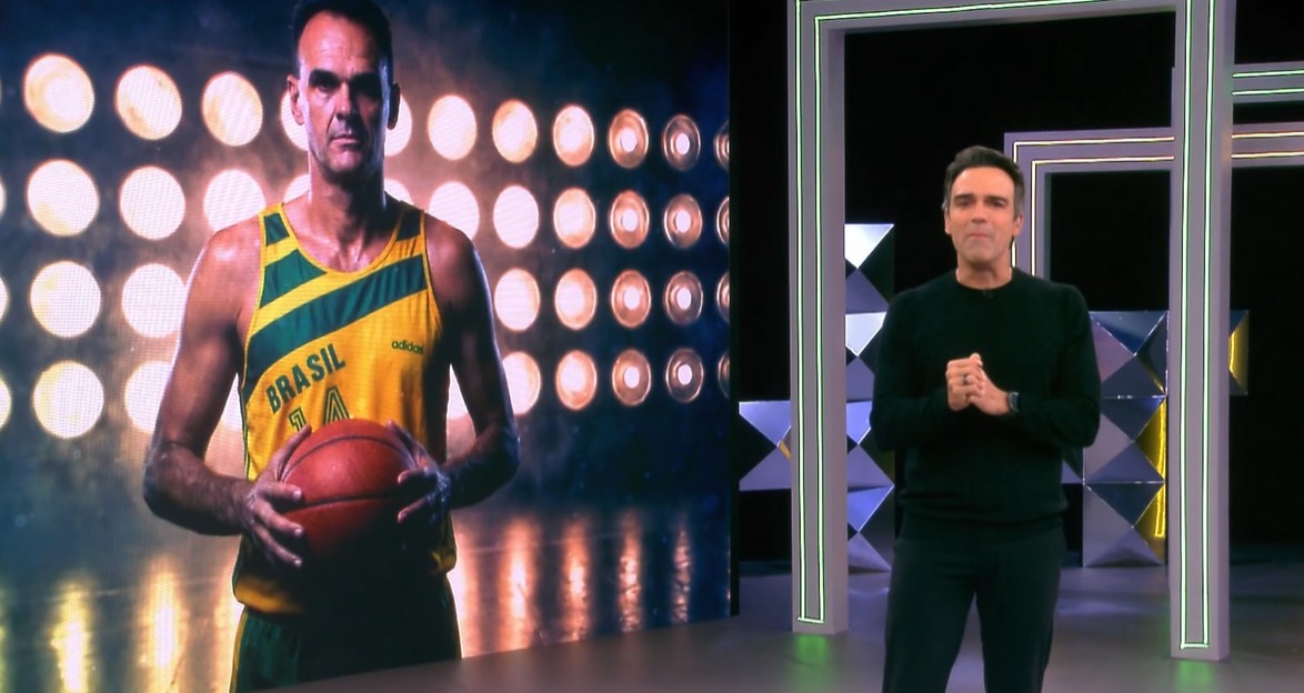 De luto, Tadeu apresenta o BBB emocionado e faz homenagem ao irmão Oscar Schmidt