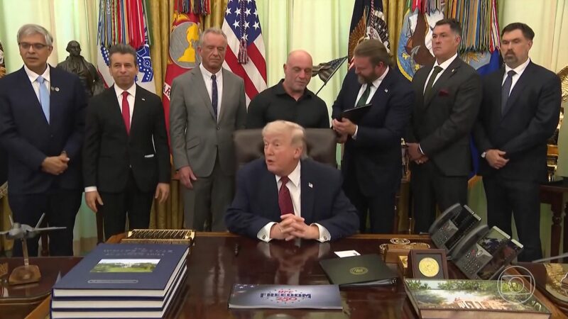 Trump diz que conversas com o Irã avançam, mas tensão volta a crescer no Estreito de Ormuz