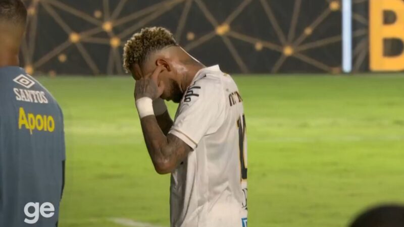 Coceira ou sinal para torcida? Gesto de Neymar após derrota do Santos causa polêmica