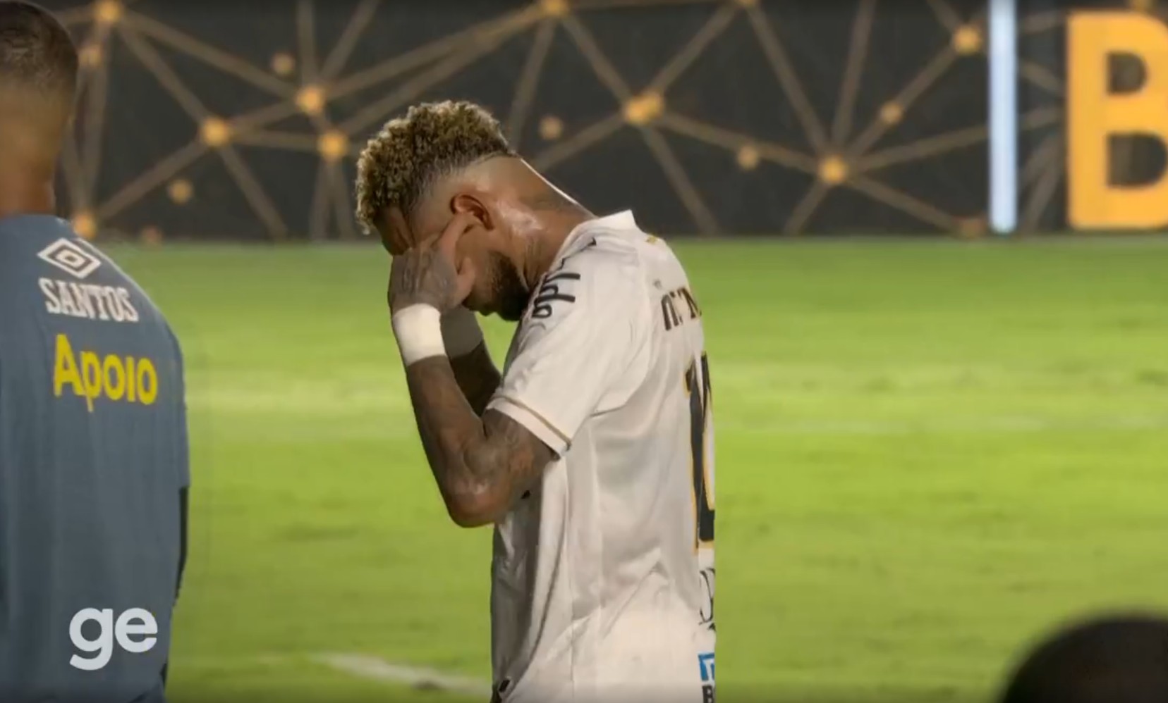Coceira ou sinal para torcida? Gesto de Neymar após derrota do Santos causa polêmica