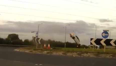 Carro a mais de 220 km/h ‘voa’ sobre rotatória após perseguição policial no Reino Unido