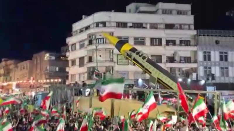 Irã exibiu mísseis balísticos em desfile militar no mesmo dia em que Trump anunciou cessar-fogo