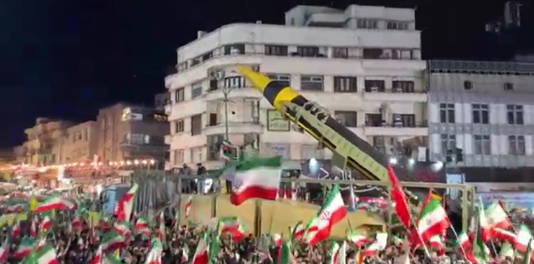 Irã exibiu mísseis balísticos em desfile militar no mesmo dia em que Trump anunciou cessar-fogo