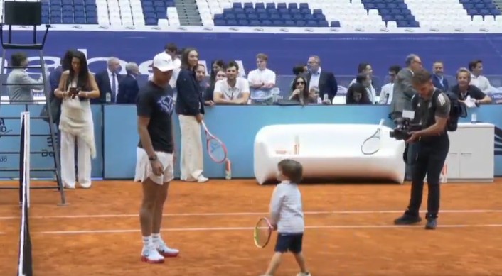 Filho de Rafael Nadal rouba a cena no Madrid Open e joga tênis com o pai; veja vídeo
