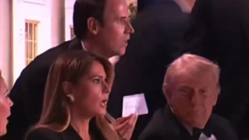 Ilusionista que fazia truque para Trump e Melania na hora dos tiros explica cena e relembra pânico