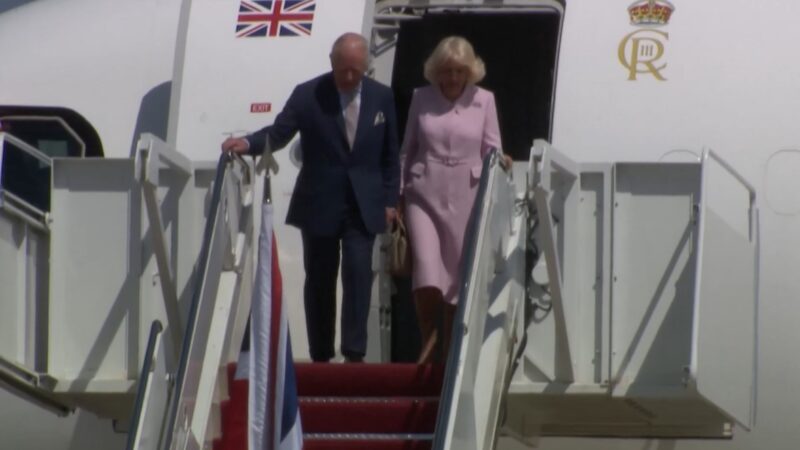 Rei Charles III chega aos EUA em meio a crise diplomática e tensão após tiroteio em jantar com Trump