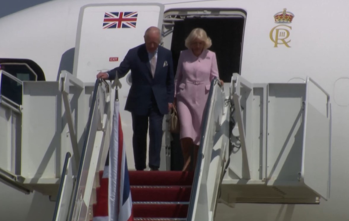 Rei Charles III chega aos EUA em meio a crise diplomática e tensão após tiroteio em jantar com Trump