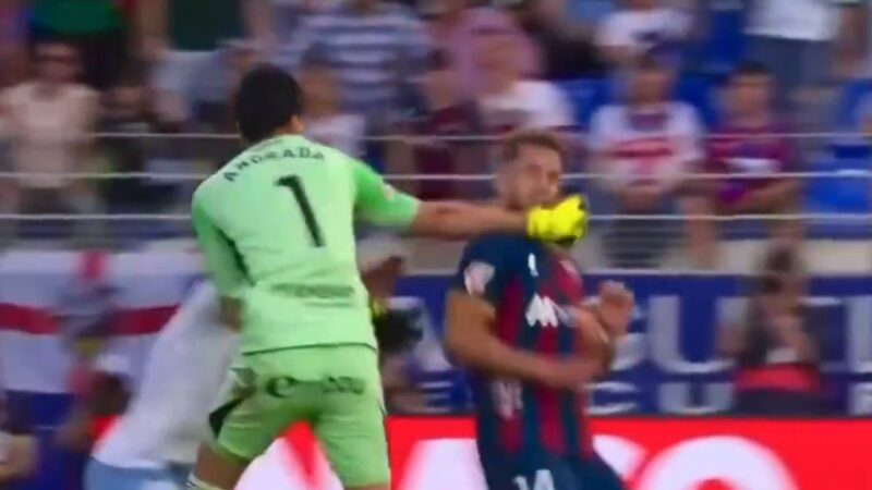 Goleiro pega 13 jogos de suspensão por dar soco em adversário na Segunda Divisão espanhola; veja o lance