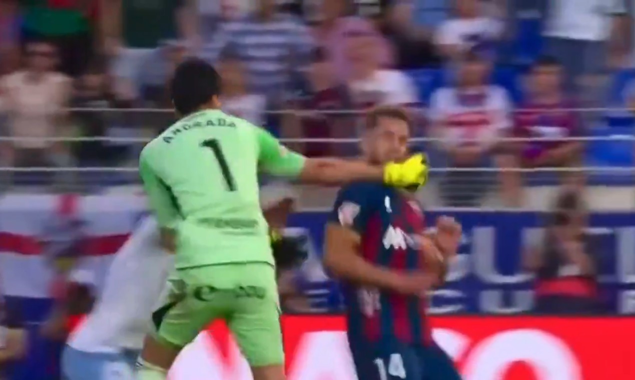 Goleiro pega 13 jogos de suspensão por dar soco em adversário na Segunda Divisão espanhola; veja o lance