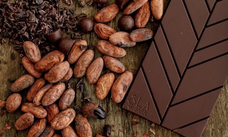 Por que o ovo de Páscoa continua caro mesmo com a queda do preço do cacau