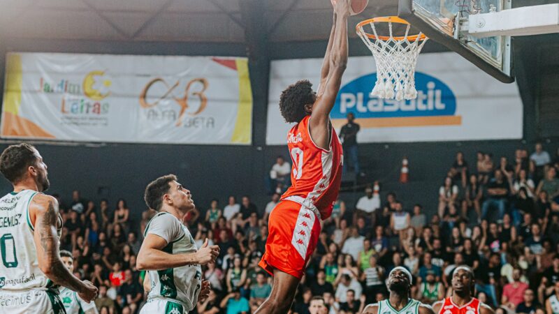 Paulistano domina, volta a vencer o Bauru e fica a um triunfo das quartas do NBB