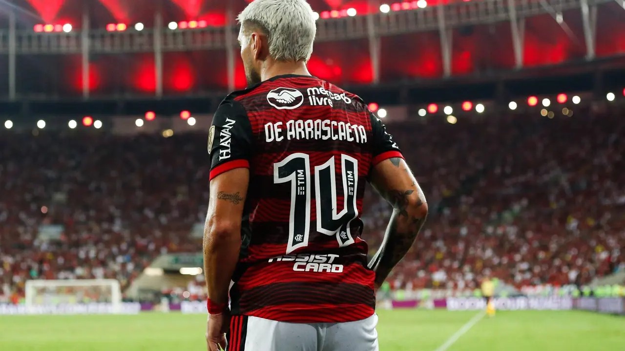 Arrascaeta volta a usar 14 no Flamengo em homenagem a Oscar; veja momentos marcantes do meia com a camisa