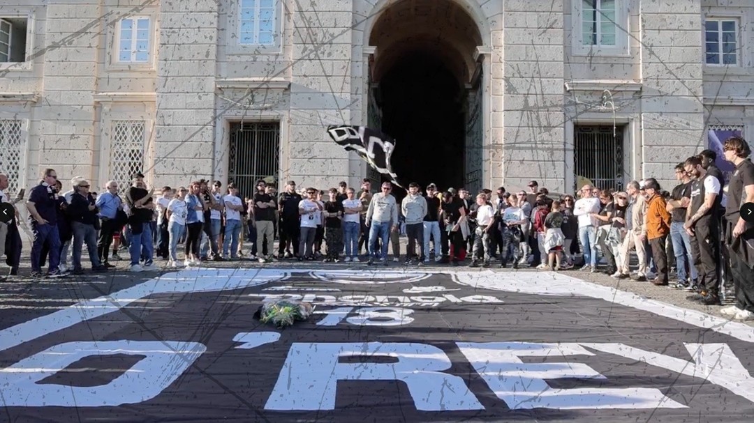 Torcedores de clube italiano se reúnem e levam faixa gigante para homenagear Oscar Schmidt: “Rei”