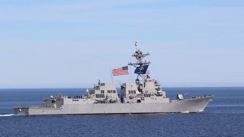 EUA interceptam e atacam navio cargueiro do Irã que tentou furar bloqueio naval