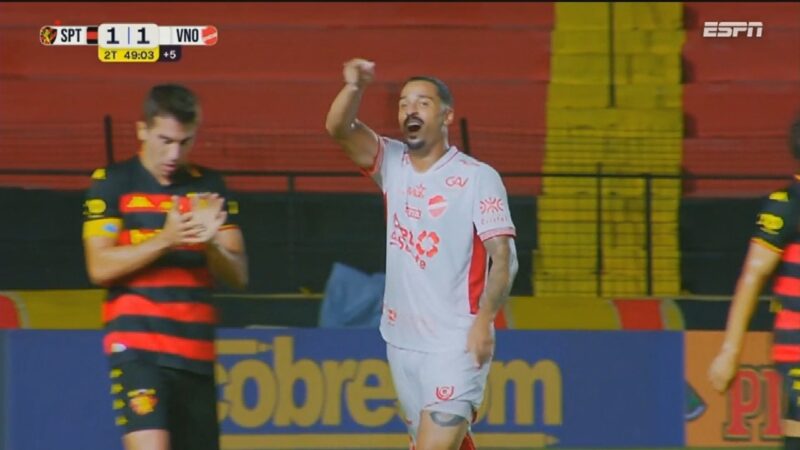 Atacante do Vila Nova é expulso por fazer gesto de ‘roubo’ contra árbitro; veja