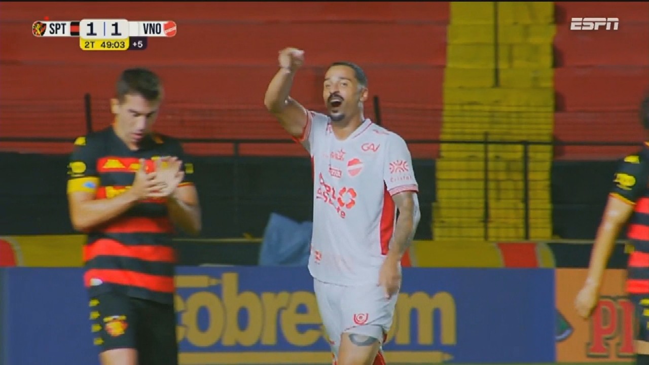 Atacante do Vila Nova é expulso por fazer gesto de ‘roubo’ contra árbitro; veja