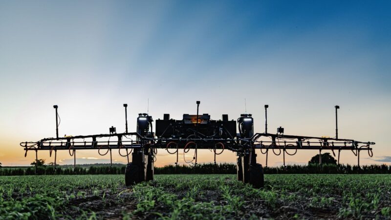 Agrishow 2026: robôs movidos a energia solar ‘moram’ no campo e combatem pragas com IA