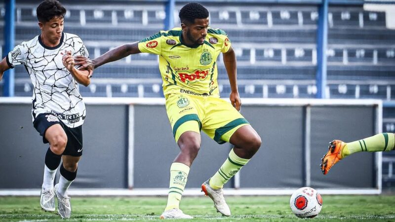 Sousa anuncia defensor formado por Athletico-PR e Mirassol e rescinde com dois atletas