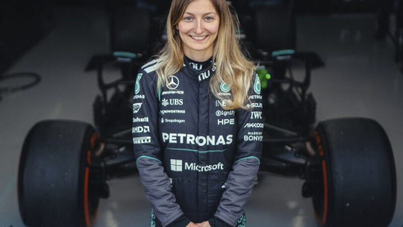 Campeã da F1 Academy se torna 1ª mulher a pilotar Mercedes em teste