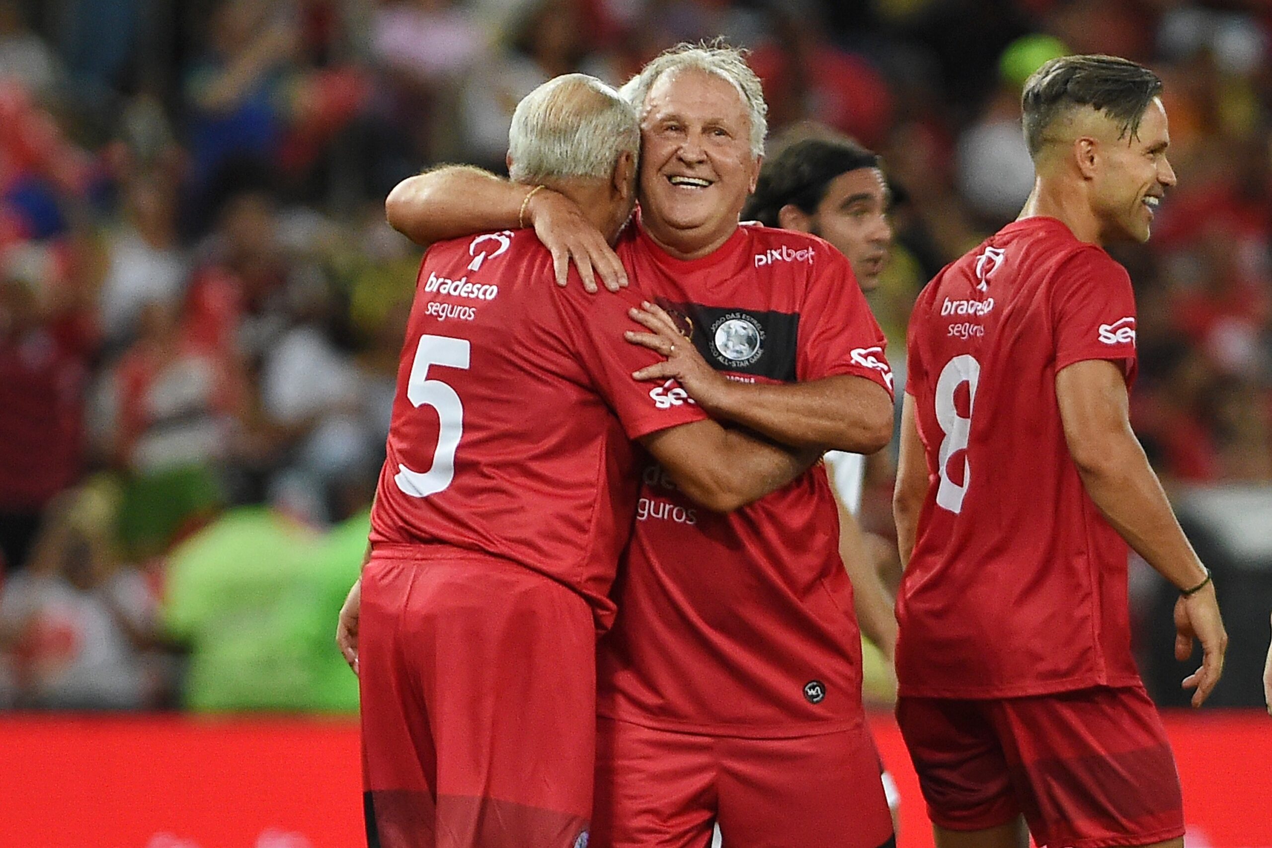 Zico celebra amizade com Júnior em divulgação de filme: “Parceiro de pelada e agora cinema”