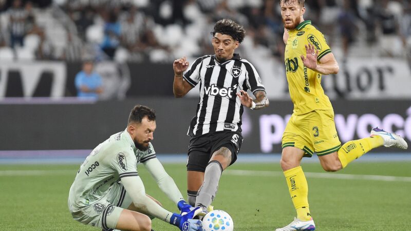 CBF divulga análise do VAR de pênalti em Botafogo x Mirassol: “Goleiro varre o corpo”