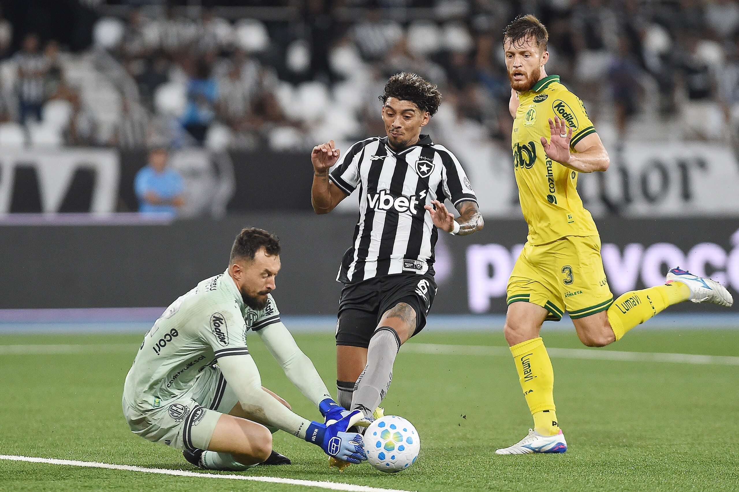 CBF divulga análise do VAR de pênalti em Botafogo x Mirassol: “Goleiro varre o corpo”