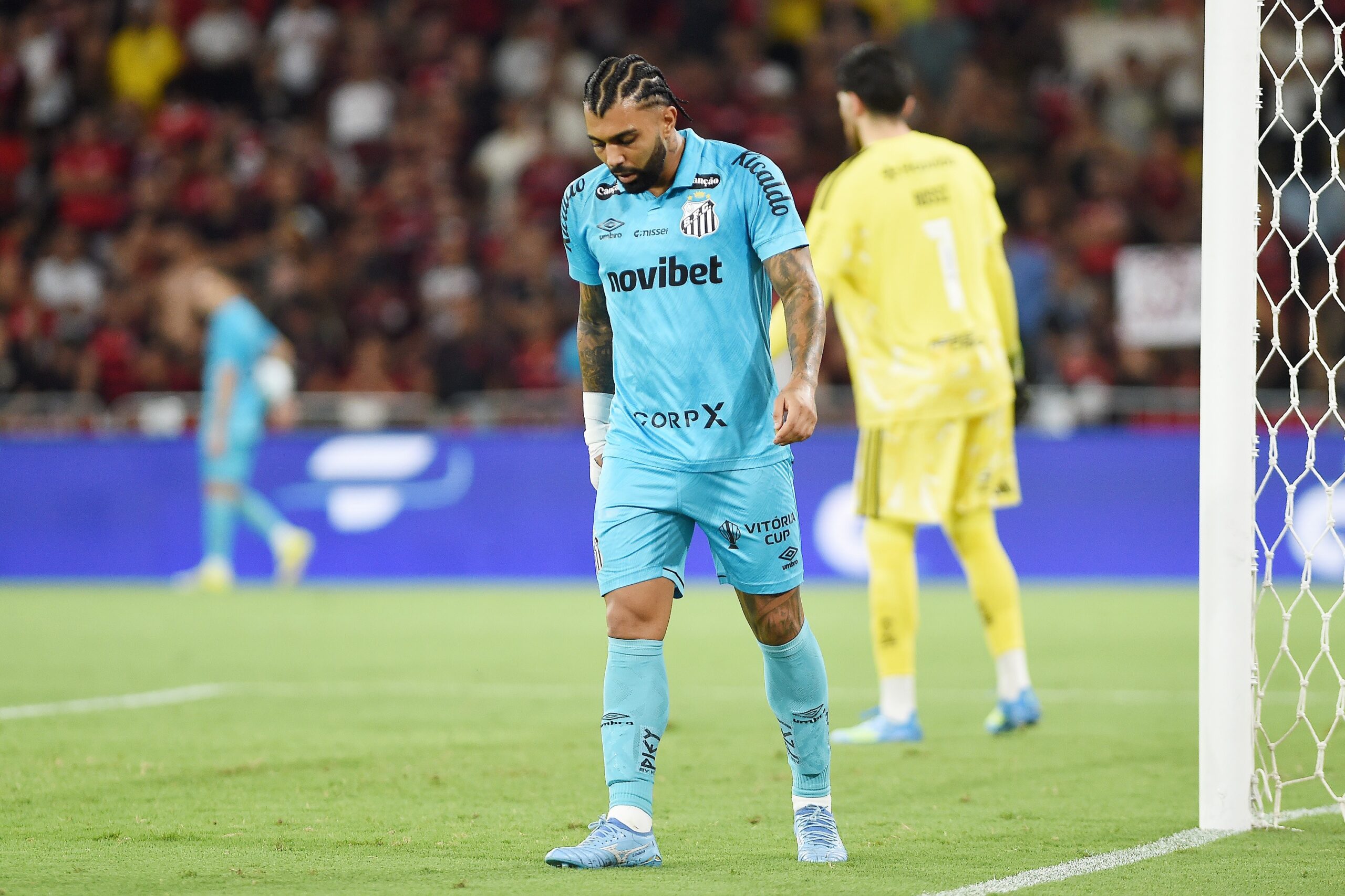 Torcida do Flamengo vaia Gabigol, do Santos, no Maracanã; assista