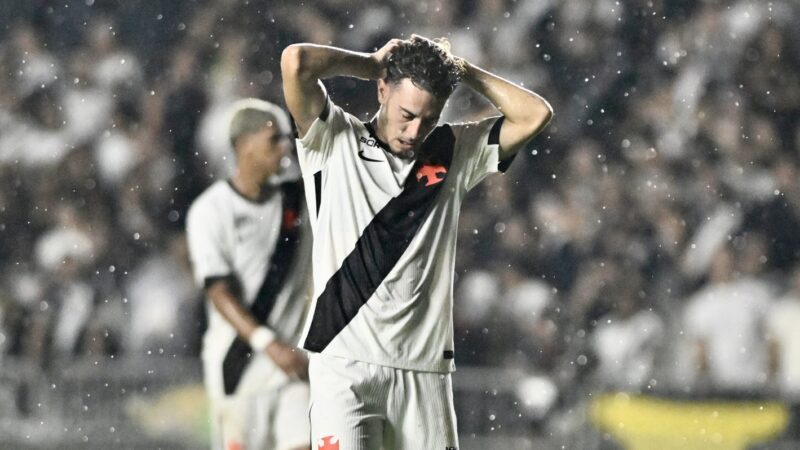 Nuno perde prestígio com Renato e não sai do banco pela primeira vez desde chegada ao Vasco