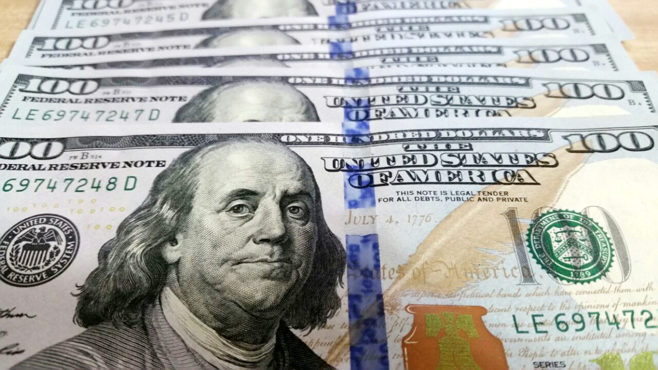 Dólar abre a R$ 4,98 com foco no petróleo e na agenda de indicadores no Brasil e nos EUA