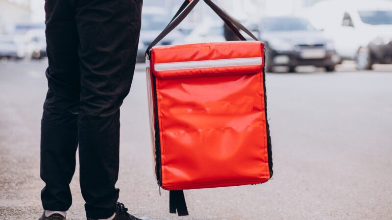 Governo inicia fiscalização de transparência de preços em aplicativos de transporte e delivery