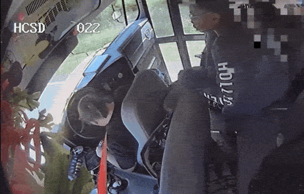 VÍDEO: Alunos assumem volante e evitam acidente após motorista de ônibus escolar desmaiar nos EUA